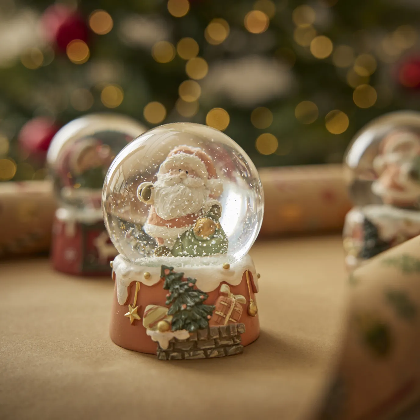 Schneekugel Weihnachtsmann, Sack, 6.5 X 9 Cm